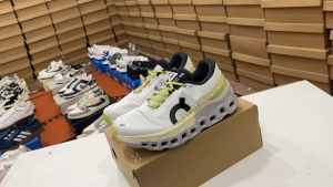 รองเท้าQC On Run CloudMonster - สีขาว✅รองเท้าวิ่ง รองเท้าออกกำลังกาย รองเท้าผ้าใบชายและหญิง สินค้าพร้อมกล่อง