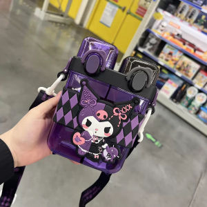 แก้วน้ำแบบมีสตรอว์เบอร์รี่สำหรับเด็ก สไตล์น่ารัก วัสดุ Tritan สำหรับนักเรียนที่โรงเรียน แยกช่องดื่มได้ 2 ช่อง แก้วพลาสติก