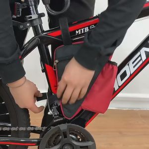 Túi đựng phụ kiện xe đạp có ngăn giữ bình nước.