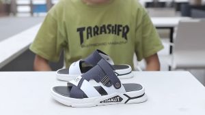 Sandal pria yang sederhana dapat dikenakan pada bagian luar rumah yang lebih lembut dan lebih tahan terhadap sandal sandal yang dingin dan dikenakan pada sandal olahraga kepribadian yang keren di rumah Sandal empuk pria