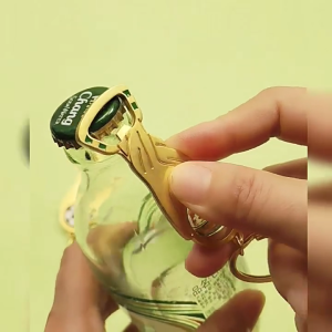 พวงกุญแจที่เปิดขวดโลหะสำหรับฟุตบอลโลก 2026 (USA/CME) พวงกุญแจรูปลูกฟุตบอลอเนกประสงค์นี้เหมาะสำหรับทั้งผู้ชายและผู้หญิง ผลิตจากสแตนเลส สามารถใช้เป็นที่เปิดขวด ของตกแต่ง ของที่ระลึกทีม หรือของขวัญกีฬา