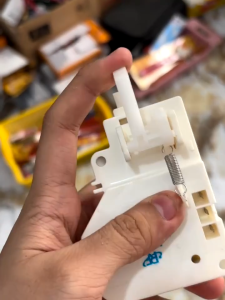 Công tắc khóa cửa máy giặt TOSHIBA chính hãng – linh kiện sửa chữa dễ thay thế