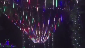 ไฟกระพริบโซล่า ไฟ LED ฝนดาวตกพลังงานแสงอาทิตย์30ซม./45ซม. IP65ไฟราวคริสต์มาสกันน้ำไฟดาวตกอัจฉริยะแบบอัตโนมัติพร้อมไฟกระพริบ8ดวงสำหรับตกแต่งสว สองรุ่น:รุ่นชาร์จพลังงานแสงอาทิตย์/ปลั๊กอิน (Plug US)