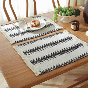 Retro Style Cotton Linen Beige Dining Mat Party Decoration Woven Tassel Heat Resistant Dining Mat Luxury High End Fabric Dining Mat