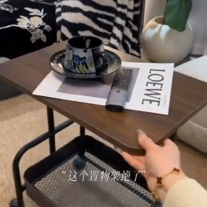 โต๊ะกาแฟ มีล้อ การออกแบบการจัดเก็บสองชั้น ความจุขนาดใหญ่ เคลื่อนย้ายสะดวก แข็งแรง และทนทาน โต๊ะข้างโซฟา โต๊ะกาแฟเคลื่อนที่ โต๊ะเล็กข้างโซฟา โต๊ะข้างเตียง