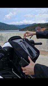 Túi grab ZDK K2 treo đầu xe máy chiều dọc có lỗ sạcngăn đựng đồ tiện dụng phù hợp với nhiều dòng xe máy