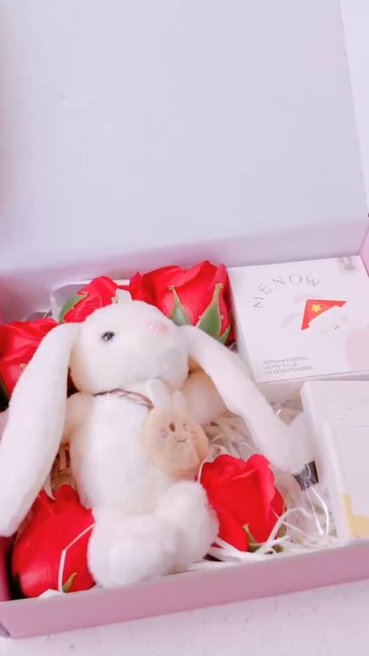 Hộp quà trang điểm cho bạn gái kèm túi quà, gấu bông, hoa sáp và đèn Menow Bunny Box