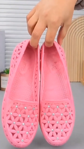 Giày Lười Nhựa Nữ Đính Hạt Họa Tiết Bông Hoa Siêu Xinh Giày Sandal Nhựa Nữ Mềm Dẻo Mang Êm Chân Chống Trơn Trượt
