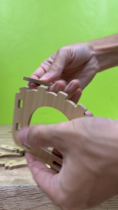 ของเล่นไม้สำหรับสัตว์เล็กดีไซน์รูป “บ้านม้า” มาพร้อมสไลเดอร์สุดน่ารัก ให้สัตว์เลี้ยงได้ปีนป่าย เล่นสนุก และซ่อนตัวอย่างเป็นธรรมชาติ เหมาะสำหรับแฮมสเตอร์ หนูแกสบี้ กระรอก ชูการ์ไกลเดอร์ และสัตว์ขนาดเล็กทุกชนิด คุณสมบัติสินค้า ผลิตจากไม้จริง ไม่มีสารอันตราย