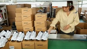 【 Zshop 】จัดส่งจากกรุงเทพฯ (48 ชั่วโมง),รองเท้าผู้ชายใหม่ เทรนด์ฤดูร้อนรองเท้าตาข่ายระบายอากาศได้ รองเท้าผ้าใบผู้ชาย,eu 44