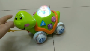 đồ chơi con rùa kéo dây chạy phát sáng nếu có pin phát nhạc. 716