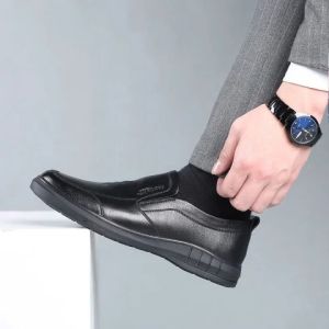 รองเท้าลำลองผู้ชายแบบสวม หนังเทียมสีดำคลาสสิก พื้นยางใส่สบาย ระบายอากาศได้ดี สไตล์ลำลองกึ่งทางการ หัวกลม เหมาะสำหรับใส่ประจำวันและวันหยุด สไตล์อังกฤษ