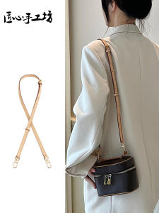 การปรับเปลี่ยนสายรัดกระเป๋าแต่งหน้าขนาดเล็กทํามือด้วยหนังแท้ภายในโดยเวิร์คช็อปงานฝีมือ