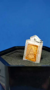 大名鼎鼎圣僧龙婆术（蜀）亲手督造完成于佛历2499第三期屈白榄寺之全功效小模经粉白榄佛（注:第四批开始已不是圣僧亲手了详细资料请参阅产品说明）已包好非常精美防水佛牌壳Super Famous and Rare Master Legend Lp Sodh BE2499 Phim Lek Nur Phong Roon 3 Phra Paknam Assembled with Very Nice Look Waterproof cover