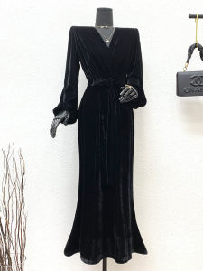 ชุดเดรสยาวผ้ากำมะหยี่สีดำฤดูใบไม้ร่วงและฤดูหนาว ไหล่กว้าง คอวี รัดเอว คลุมหน้าท้อง กระโปรงหางปลา เดรสแฟชั่นสำหรับผู้หญิง