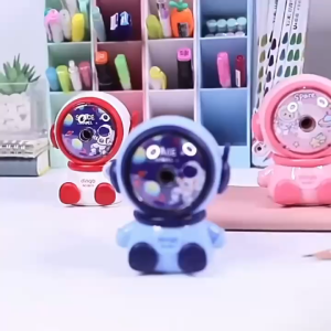 เครื่องเหลาดินสอแบบมือ เครื่องเหลาดินสอแบบมือ ลายนักบินอวกาศ เก็บสิ่งของมีคมได้ เครื่องเขียนนักเรียน มอบของขวัญให้เด็กๆ ในโรงเรียน