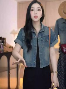 แจ็คเก็ตยีนส์แขนสั้นสไตล์ย้อนยุคสำหรับผู้หญิง ทรงหลวม ผ้าเดนิมคอโปโล ปกติ ฤดูใบไม้ผลิและฤดูร้อน 2024