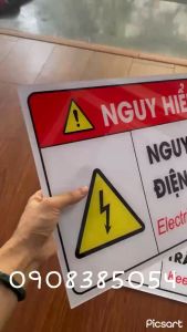 Biển cảnh báo chú ý nguy cơ điện giật chất liệu mica KT20x30cm