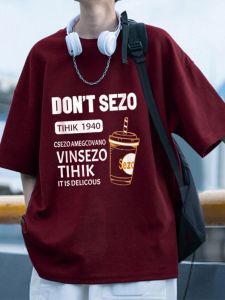 เสื้อยืดคอกลมแขนสั้นทรงหลวมสำหรับผู้ชาย สีแดง ผ้าฝ้ายแท้ ปักตัวอักษร ทรงหลวม แฟชั่นฤดูร้อน เสื้อยืดคอกลมแขนสั้นสำหรับผู้ชาย