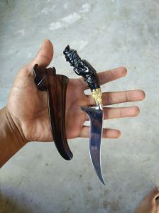 มีดเดือยไก่ใต้ ใบมีดยาว 4นิ้ว ด้ามแกะสลัก คอรัดทองเหลืองลาย