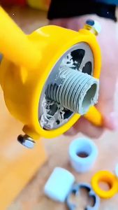 Công cụ cắt ống PVC NPT bền bỉ thiết kế cầm tay tiện lợi phù hợp với kích thước ống 1/2" 3/4" 1" với điểm nhấn màu vàng trên tay cầm