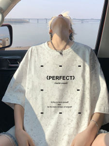 เสื้อยืดแขนสั้นชาย ทรงหลวม ลายตัวอักษร สไตล์สตรีท ฤดูร้อน ผ้าฝ้ายระบายอากาศได้ดี คอกลม ทรงปกติ ใส่สบาย