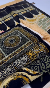 TAYYIBAH - Sajadah Dewasa Kiswah Carpet Hitam Rumbai Kuncir Uk 70x110 cm Perlengkapan Sholat Terbaru