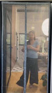 ม่านประตูแม่เหล็กกันยุง  90X210 ซม.รุ่นตีนตุ๊กแก ติดตั้งง่าย อากาศถ่ายเทได้สะดวก แถมฟรีตะขอเก็บม่าน สินค้าพร้อมส่งจากไทย