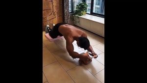 ล้อกลิ้งออกกำลังกาย ลูกกลิ้งบริหารกล้ามเนื้อแบบ 2 ล้อ มีที่วางแขน พร้อมแผ่นรองเข่า