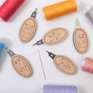 Carved Beechwood Needle Threader - Animal-Shaped Embroidery & Sewing Threading Tool