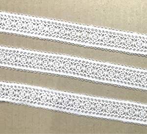 1 mét ren cotton trắng.