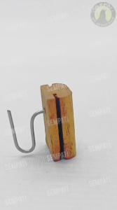 SEMPATI Gantungan Buah Kawat Kayu Besar Cantolan Sotong Sayuran Pisang Asinan Pakan Makanan Sangkar Kandang Burung Pleci Kenari Lovebird Parkit Falk Murai Trucuk Kacer Beo Parrot Paruh Bengkok