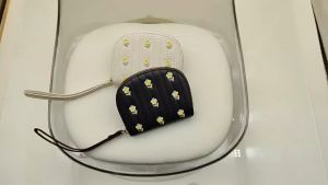 Ví dáng ngắn đựng thẻ khóa kéo chất liệu da mềm họa tiết thêu hoa Bag U VTH58