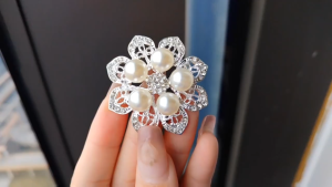 Elegant 8-Petal Flower Brooch with Pearl Versatile Safety Pin for Blazer & Office Wear Day to Night Crystal Accessory