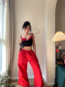 ชุดสามชิ้นเซ็กซี่สไตล์อเมริกันสำหรับผู้หญิง ชุดสามชิ้น เอวสูง ทรงหลวม กระโปรงยาวคลุมเข่า สีแดงดำ