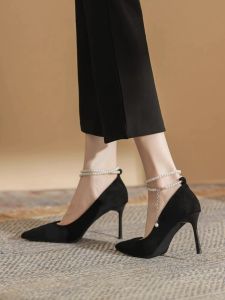สีดำ รองเท้าส้นสูง ผู้หญิง ฤดูใบไม้ผลิ 2024 Pearl Buckle Pointed Toe Fine Heel สบาย เรียบหรู Suede แฟชั่นรองเท้าเดี่ยว