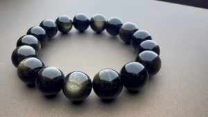 สร้อยข้อมือหินออบซิเดียนสีทอง Gold obsidian bracelet คล้ายละอองดาวเมื่อสะท้อนแสง นิยมใส่เพื่อลดพลังแย่ ๆ รอบตัว