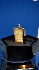 非常精美品相非常端庄典雅全功效经粉佛祖佛牌附原庙佛牌盒已包好不锈钢佛牌盒Very old and rare an authentic Phra Phong Luang Pho Phra Sai amuletWith Ori.Temple Amulet Box