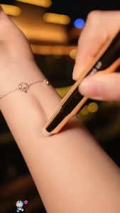 Multi-functional eyeshadow pen long-lasting and pigmented can also be used for contouring and highlighting waterproof and easy to use.