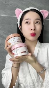 Dove Exfoliating Body Scrub removes dead skin cells and deeply moisturizes เอ็กซ์โฟลิเอติ้ง บอดี้ สครับ ขจัดเซลล์ผิวที่ตายแล้วและมอบความชุ่มชื้นอย่างล้ำลึก