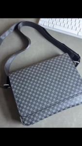 Túi Đeo Chéo Nam 24cm In Vân Cá Sấu Mỏng Chống Trộm Chất Liệu PU Có Ngăn Đựng Điện Thoại Đựng Vừa Máy Tính Bảng 10 Inch & Hộ Chiếu
