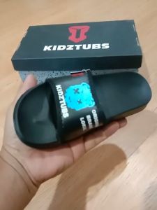KIDZTUBS Sandal Anak Laki-Laki Karet Slipper Slide Selop Slipon Jepit Karakter Warna Hitam Usia 6-10 Tahun 1215100424