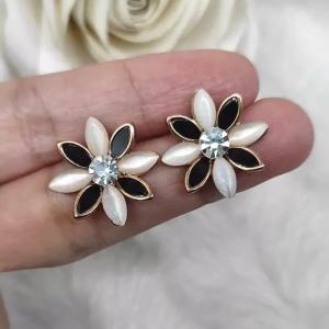 ต่างหูแป้น ประดับหินมูนสโตน ลายดอกไม้ ขนาดพอเหมาะ ตุ้มหู เครื่องประดับแฟชั่น ER0416 ValueJewelry