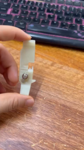 Đế nhựa 2 DA VẮT SỔ 4 CHỈ lắp cho máy may công nghiệp