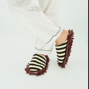 รองเท้าใส่ในบ้านนุ่มๆ สลิปเปอร์ถูพื้นได้ลายริ้ว พื้นเป็นม๊อบสามารถถูพื้น เก็บฝุ่นได้ในตัว ราคาถูพย์ 2,500 บาท