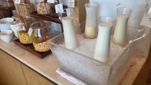 กะบะสำหรับแช่เครื่องดื่มใส่น้ำแข็งได้ มีสายยางให้ยาว1เมตร สีใส ขนาด 35x35x35 cm.