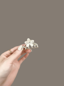 Elegant Cat Eye Flower Medium Hair Clip Rhinestone Hairpin Shark Bite Half Updo Hair Accessory Korean Style Fashion Jewelry