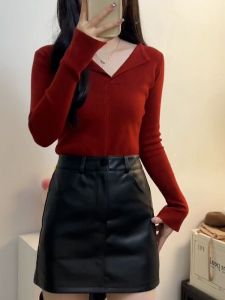 เสื้อสเวตเตอร์คอวีสีแดงสไตล์ฮ่องกงย้อนยุคสำหรับผู้หญิง ฤดูใบไม้ร่วง 2025 ใหม่ ทรงเข้ารูป แขนยาว ชั้นใน เสื้อถัก เสื้อตัวบน