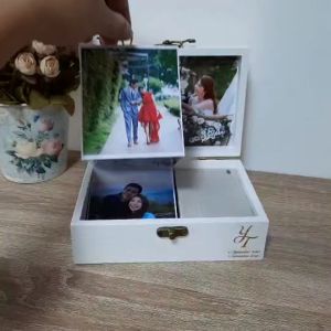 กล่องดนตรี MP3 ลงเพลง 2 เพลง ปริ้นรูป 13 รูป ในกล่องไม้กระจก เปิดกล่องมีเสียง (ส่งเพลงและรูปทางข้อความค่ะ)