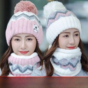 หมวกไหมพรมหนาสำหรับผู้หญิงสไตล์เกาหลี คอลเลกชั่นฤดูหนาว หมวกไหมพรมป้องกันหู ผ้าขนแกะ หมวกไหมพรมแบบสองชิ้นสำหรับกลางแจ้ง อบอุ่นและน่ารัก